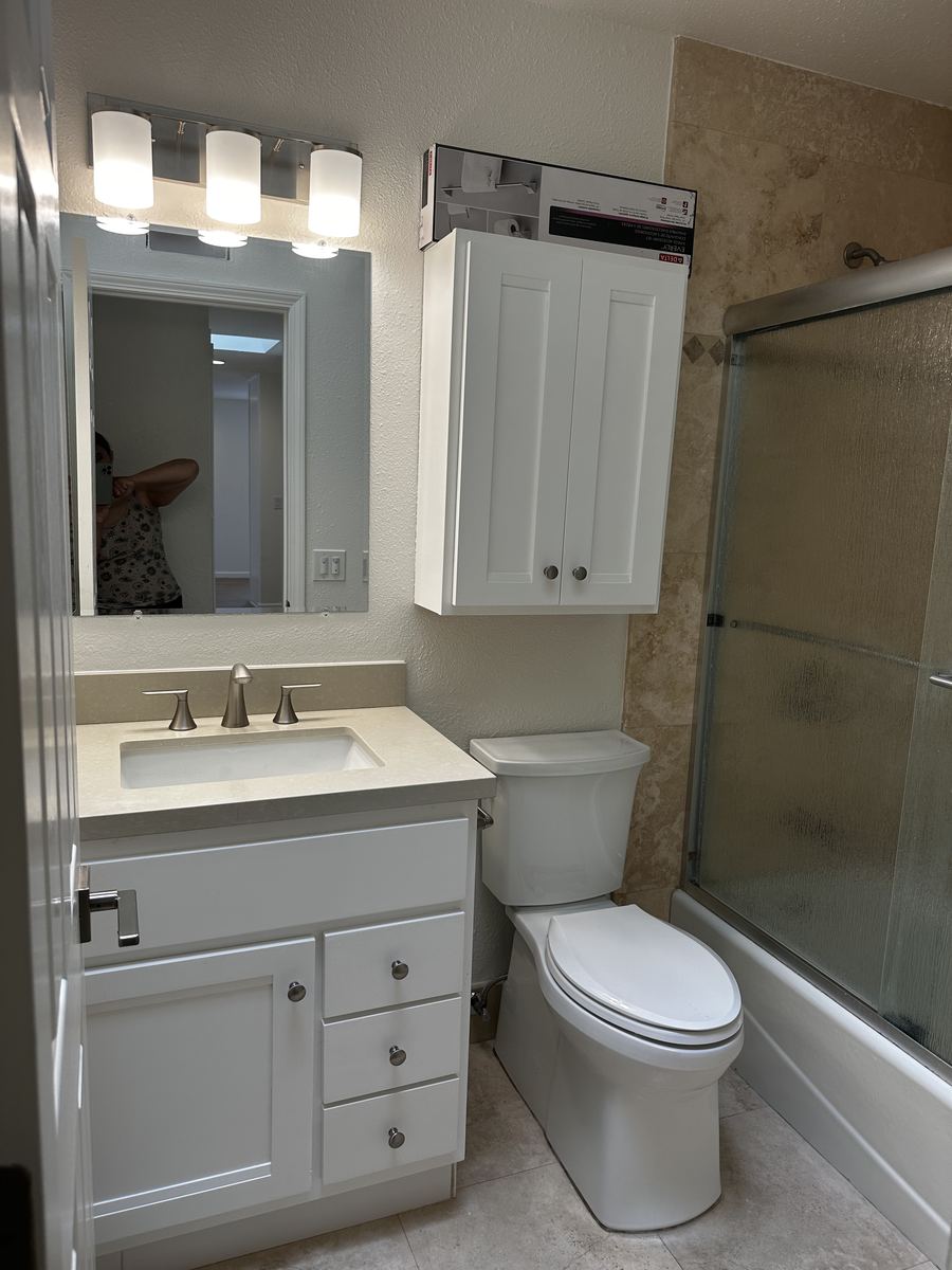 Hall Bathroom – Tub & Shower